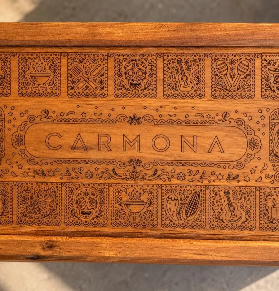 Close view of the detailed Carmona engraved wood lid